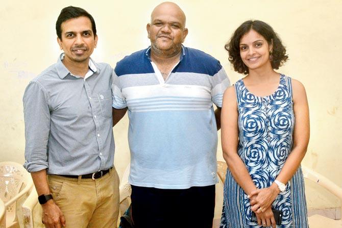 Coach Ramesh Dhotre (centre) with marathoners and Heed India trustees, Jignesh Barasara (left) and Vijayalakshmi Balakrishnan. Pic/Sayyed Sameer Abedi