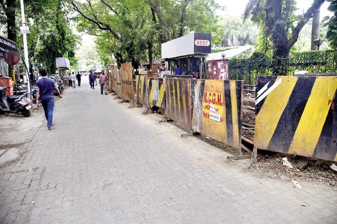 Half of Waterfield Road is cordoned off for pipe repairs, but this could soon be a thing of the past if the BMC pulls off trenchless rehabilitation successfully. Pic/Pradeep Dhivar