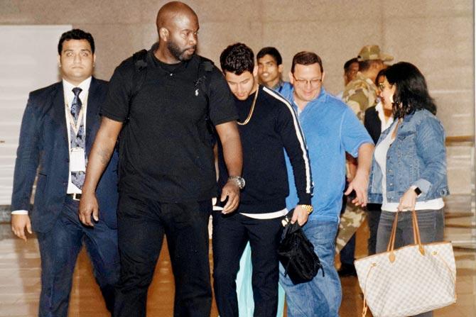 Nick Jonas arrives in Mumbai with parents. Pic/Sameer Markande