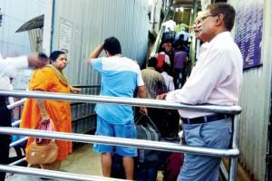 Coolies fleece people as Borivli station escalators 'malfunction' at rush hours