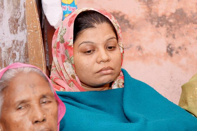 Who sold fruits outside Mulund railway station, before being shooed away by civic officials, is survived by his wife Vandana and their two daughters. His elder daughter found him hanging. Pics/Rajesh Gupta