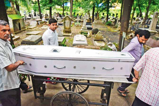 Foy Nissen was laid to rest at the Sewri Cemetery on Monday. Pic/Bipin Kokate
