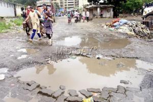 Mumbai: BMC yet to help school get rid of dangerous potholed stretch