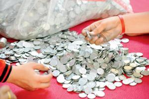 Man pays Rs 7 lakh alimony to ex-wife... in coins