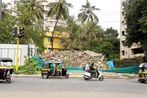 Mumbai: BMC removes encroachments in 3 spots on Bandra's Hill Road after 35 yrs