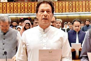 PM-in-waiting Imran Khan borrows waistcoat as parliament begins