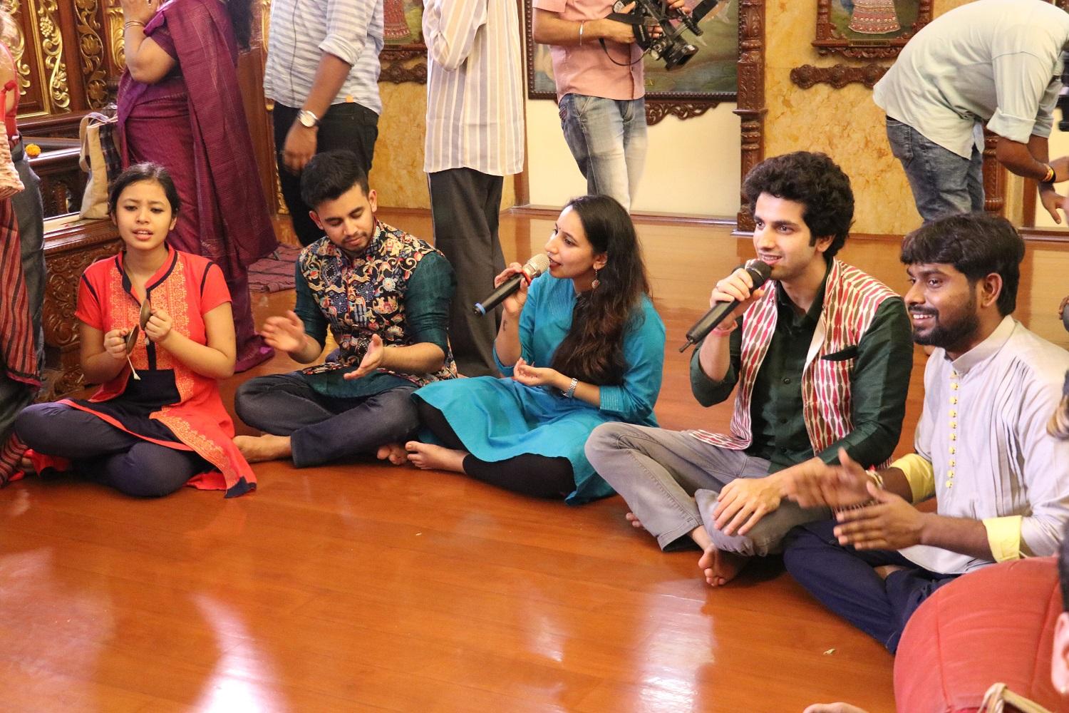 Indian Idol 10 contestants at ISKCON