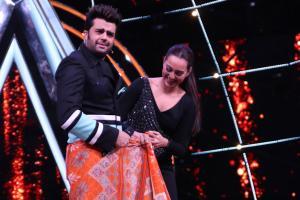 Sonakshi Sinha shakes a leg with Maniesh Paul in Indian Idol 10
