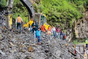 16 people die in Himachal rains, hundreds remain stranded