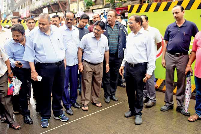 Traffic police, MMRC and BMC officials at a joint inspection of a Metro-3 construction site in Girgaon on Saturday. Pic/Bipin kokate