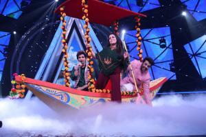 Neha Kakkar gets romantic on the sets of Indian Idol 10
