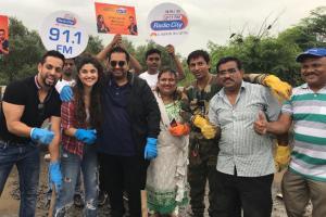 Shankar Mahadevan, Radio City RJs Salil and Archana fill potholes in Vashi