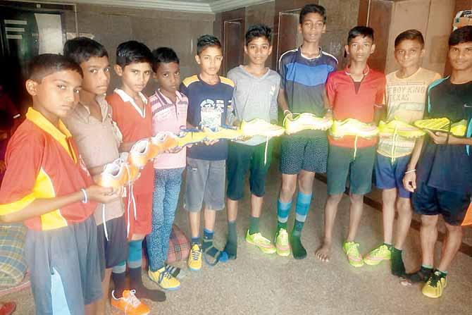 The Nevjibhai Hitkarini School, Nagpur team with their new hockey shoes