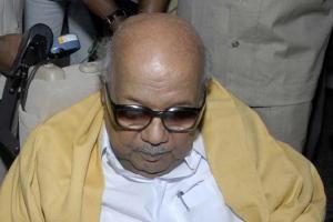 M. Karunanidhi's health deteriorates, crowds swell outside hospital