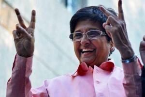 Pondy CM V Narayanasamy protests against Kiran Bedi issuing warning to officials