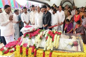 VP, politicians, celebs pay last respects to Nandamuri Harikrishna