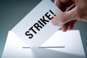 17 lakh Maharashtra government employees begin 3-day strike
