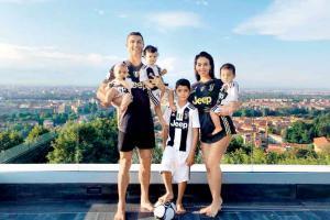Ronaldo poses with girlfriend Georgina and his 4 kids in Juventus jerseys