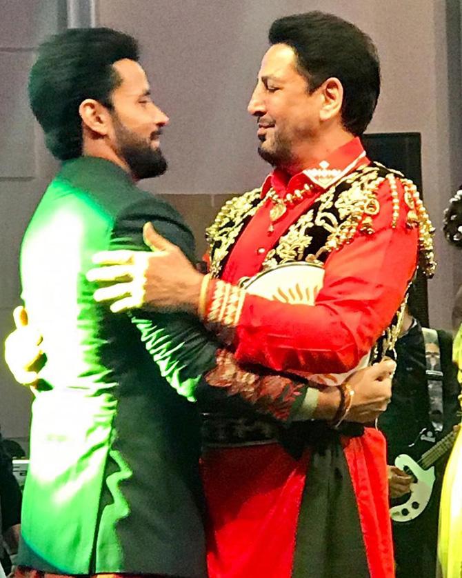 The star attraction at Kapil Sharma and Ginni Chatrath's wedding was a performance by Gurdas Maan. In picture: Comedian Rajiv Thakur with Gurdas Maan.