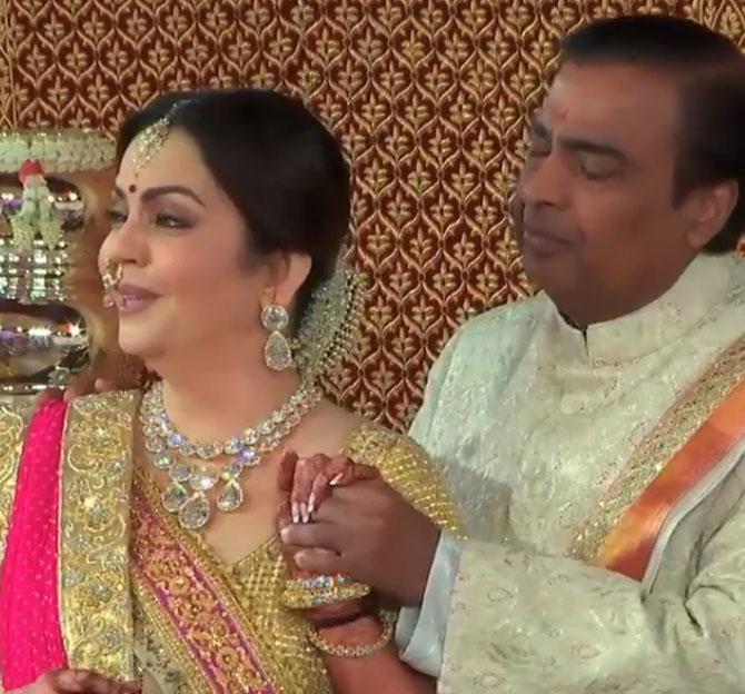Isha Ambani and Anand Piramal's wedding traditions began with the rendition of the Gayatri Mantra which was recorded by legendary Bollywood singer Lata Mangeshkar. As the Gayatri Mantra kept playing, Isha's parents, Mukesh and Nita were seen getting teary-eyed.