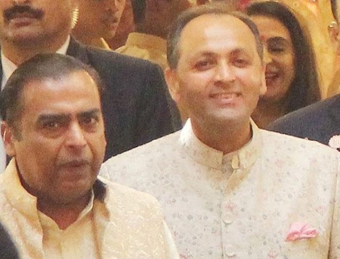 Industrialists Mukesh Ambani and his wife Nita, and Ajay Piramal and his wife Swati, along with Isha and Anand were present at the Anna Seva function. Both the families were seen serving and interacting with the people at the Narayan Seva Sansthan, in Udaipur in Rajasthan.