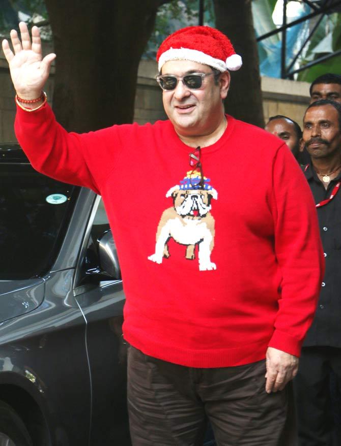 Like brother Randhir, Rajiv Kapoor also dressed up as Santa for the kids.