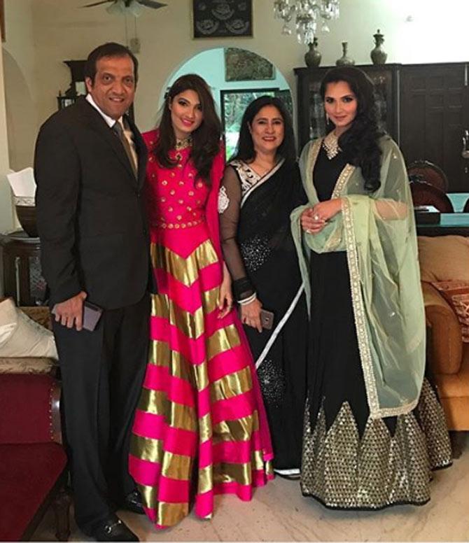 Anam Mirza shared a picture of her whole family and captioned, 'MirzaClan'