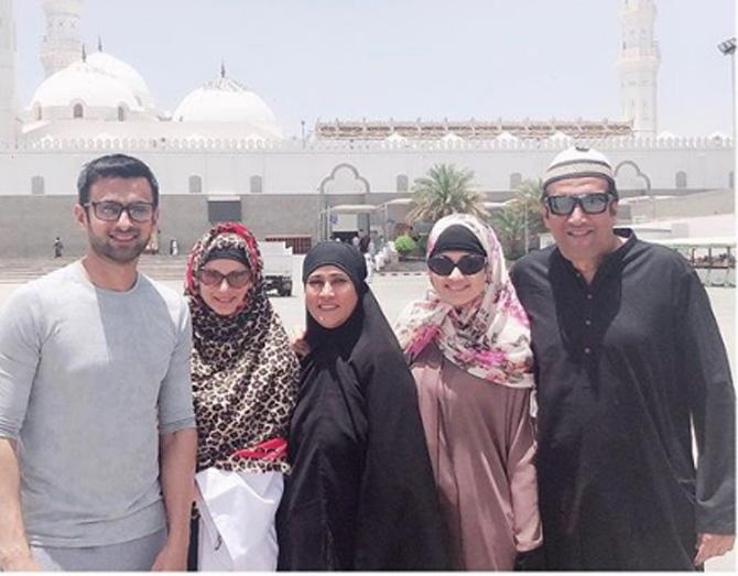Anam Mirza posted this picture of her whole family and Shoaib Malik on a religious trip to Dubai.