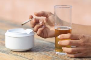 Cutting down on alcohol may help quit smoking, says Study