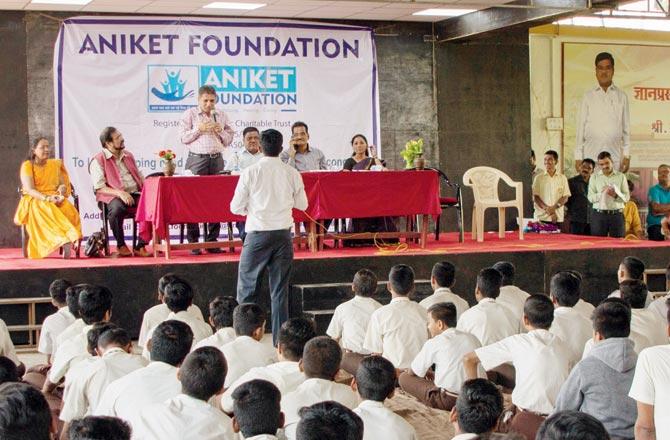 Arun Mhatre interacts with the students of Dnyanadeep School in Airoli