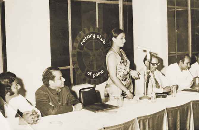 Asha Anand delivering an address at Patna Rotary club in 1977