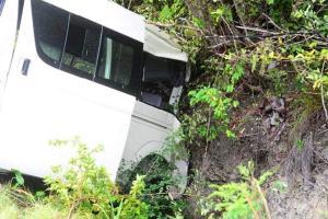 Bus packed with picnickers falls in pit; cleaner dies; 24 kids hurt