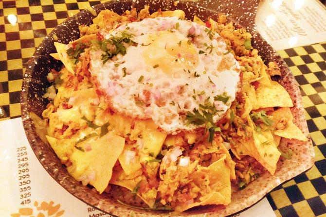 Anda bhurji nachos