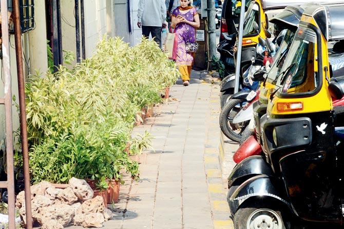 Autos parked on both sides of the road, forc school buses, vans to move in the narrow space in between. Pics/Satej Shinde