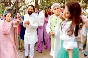Watch Javed Akhtar, Shabana Azmi, Urmila dancing to Shola Jo Bhadke