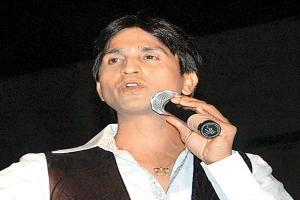 Kumar Vishwas: Onus of what to read should be left to readers