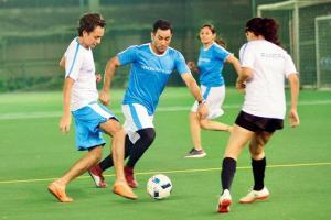MS Dhoni shows off skills with the football in Bandra