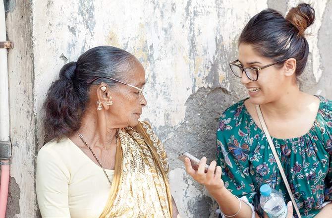 Arushi Sethi interviews a woman for The Mind of Mumbai