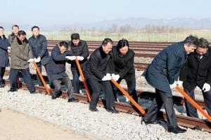 Koreas inaugurate rail, road linking projects