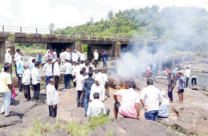 Recently, villagers were compelled to perform the last rites of Palo Wishe in the open