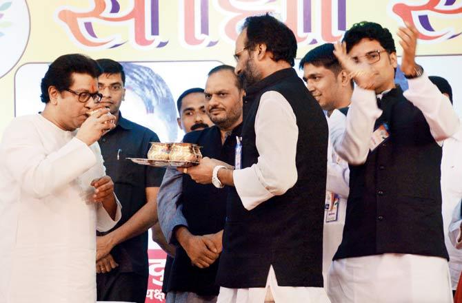 Raj Thackeray drinks in the warm welcome extended to him by NCP youth leader Arun Mishra and his father Shreekant Msihra, vice-president of NCP Mumbai. Pic/Satej Shinde