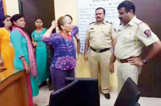 Accused, Reshma Malik (in purple), grabbed Sr PI Bharat Gaikwad (right) by his hair