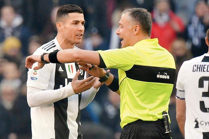 Cristiano Ronaldo complains to referee Paolo Valeri after he granted a penalty kick scored by Sampdoria