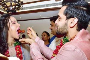 Parupalli Kashyap feeds Saina Nehwal gulab jamuns