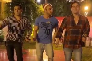 Watch Video: Salman grooves with brothers Sohail, Arbaaz at X'mas bash