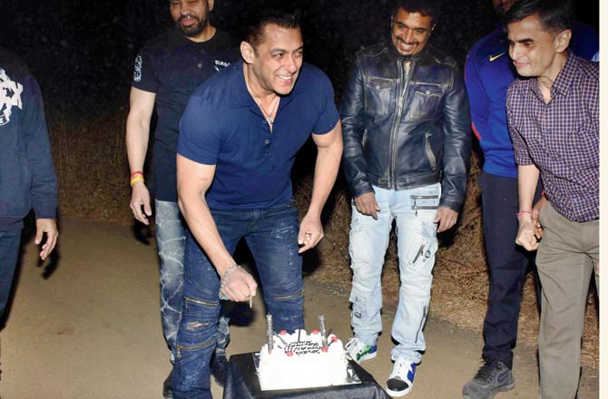 Salman Khan celebrates his birthday at his Panvel farmhouse. Pic/Satej Shinde