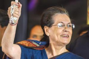 Sonia Gandhi for strong mutual support between Congress, DMK