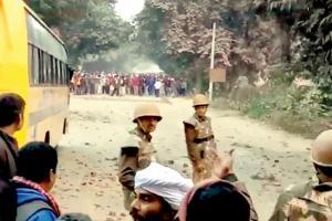 Akhilesh Yadav blames UP government for stone-pelting in Ghazipur
