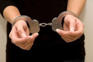 Mother-daughter duo caught stealing purses, mobiles from tourists