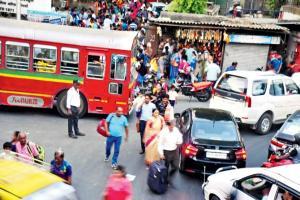Parents brave crowds to drop kids to Antonio Da Silva High School